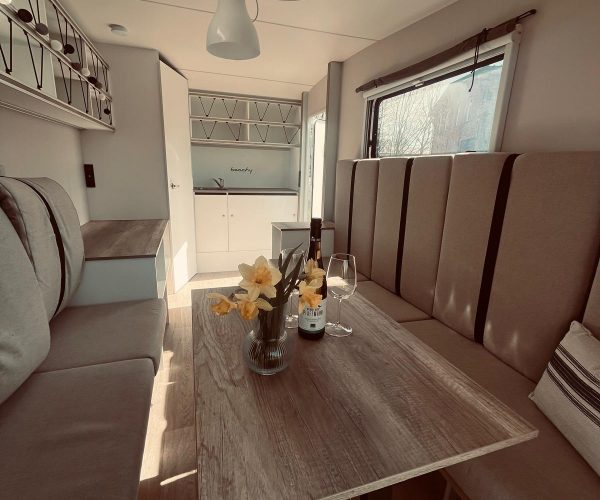 Heller und modern eingerichteter Innenraum eines Wohnmobils.