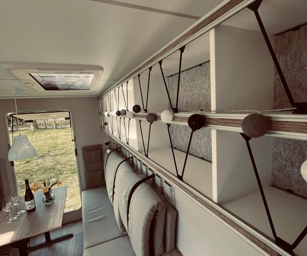 nnenansicht eines modernen Wohnmobils oder Wohnwagens.